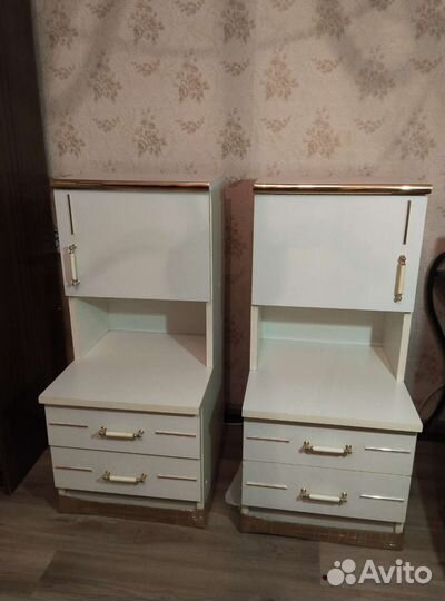 Белые тумбочки с золотой отделкой