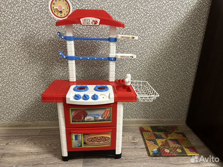 Детская кухня с посудой