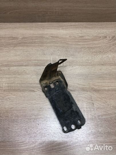 Кронштейн радиатора левый нижний BMW 3 E90