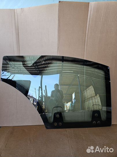 Стекло дверное левое экскаватор-погрузчик Harvey T