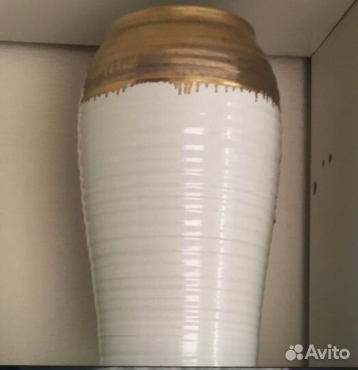 Ваза керамическая белая с золотом. Кашпо