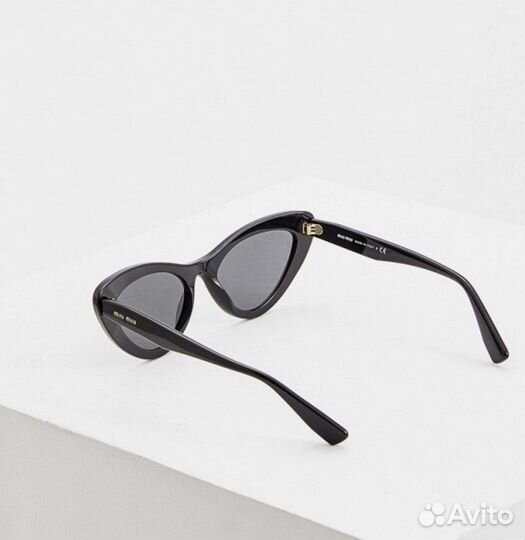 Солнцезащитные очки Miu Miu