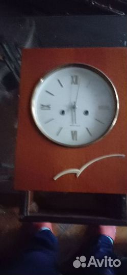 Старинные настенные часы янтарь