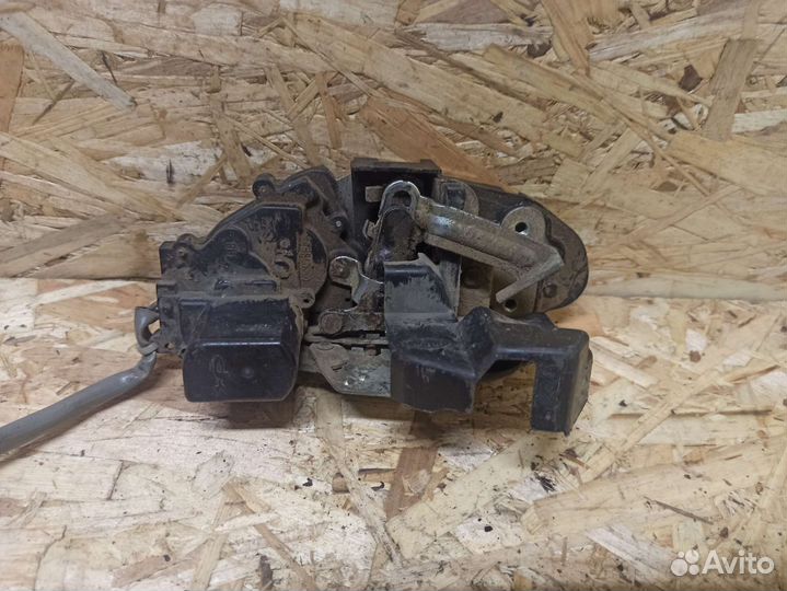 Замок двери задний правый Kia Spectra