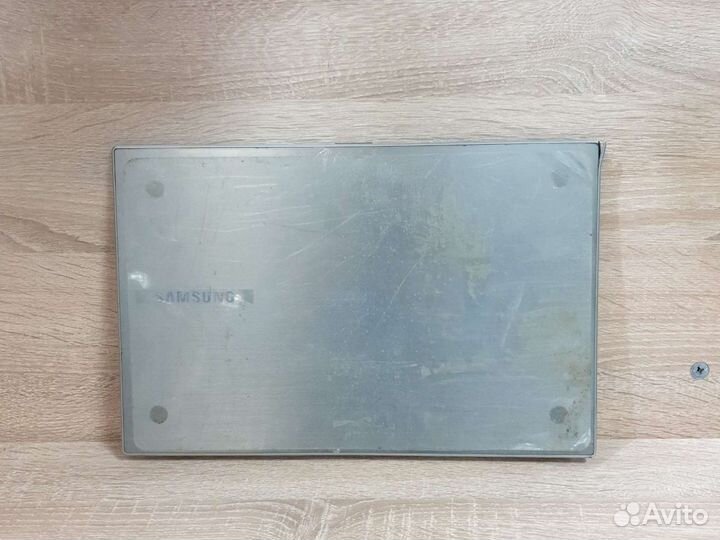 Крышка матрицы ноутбука Samsung np300v5a трещинка