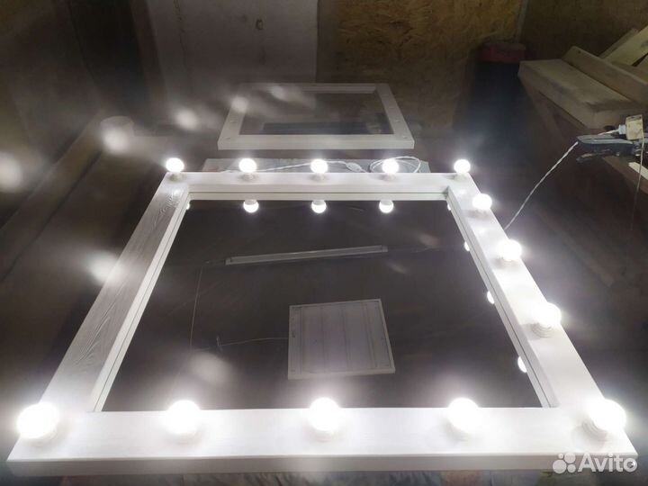 Гримерное зеркало с лампами