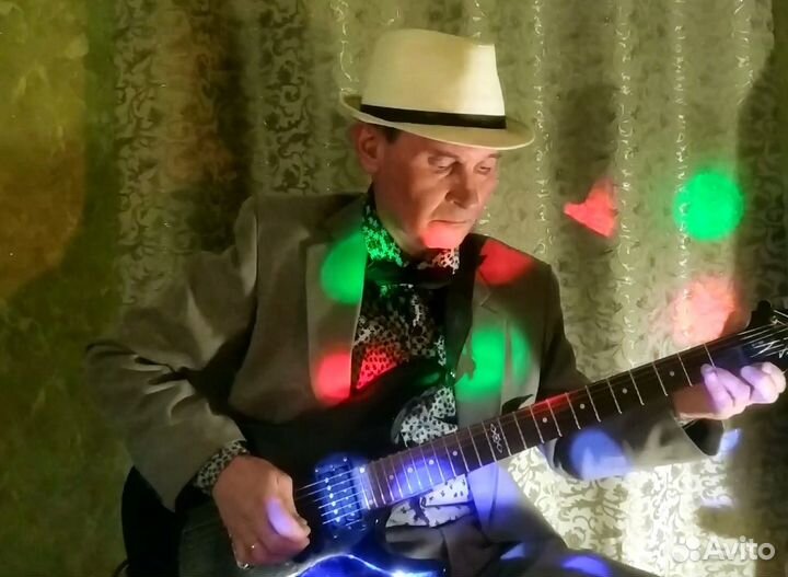 Музыкант на мероприятие. Певец-гитарист