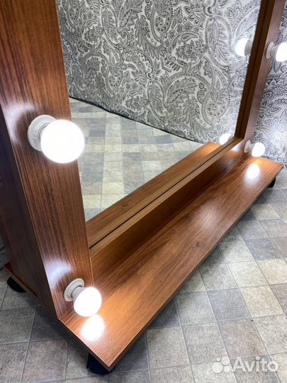 В наличии Гримерное зеркало на колесиках