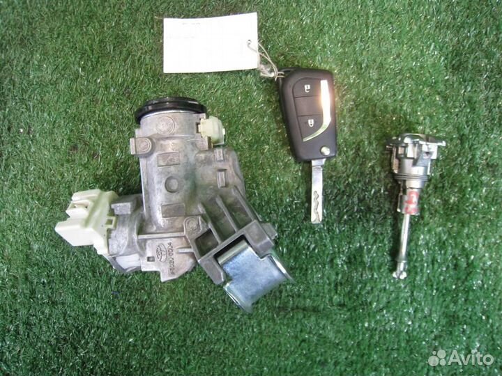 Замок зажигания Toyota Yaris P13 2015