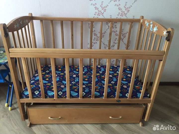 Детская кроватка с поперечным маятником