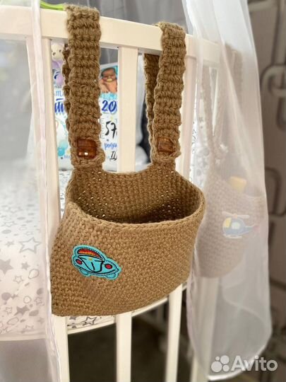 Вязаный органайзер на кроватку