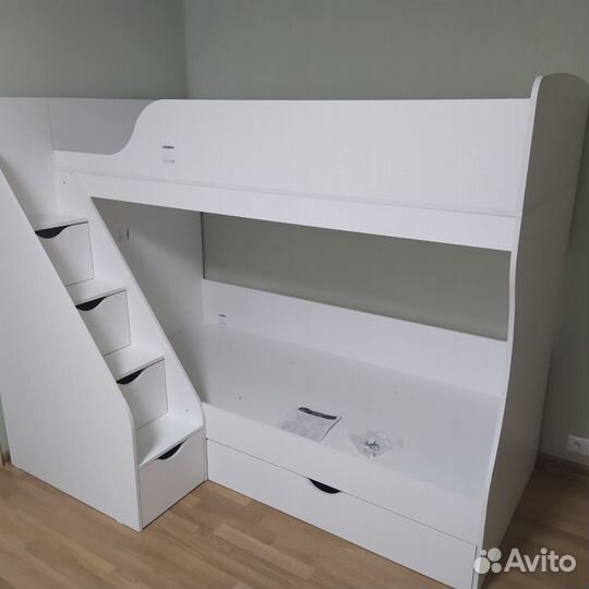 Двухъярусная кровать с лестницей-комод