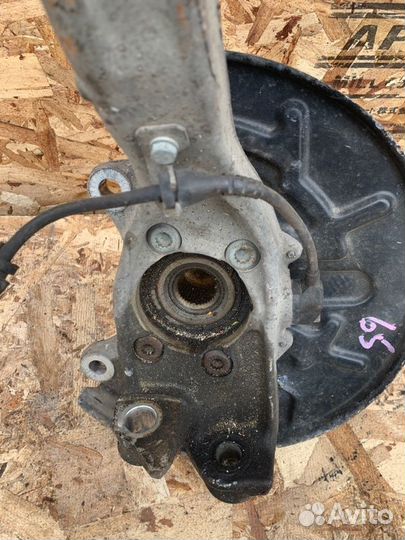 Поворотный кулак передний левый Audi A4 B7 2.0 BWE