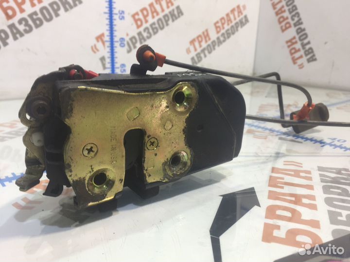 Крайслер 300M Замок передней двери Лев