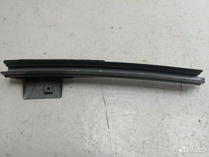 Направляющая стекла передняя правая Nissan Terrano