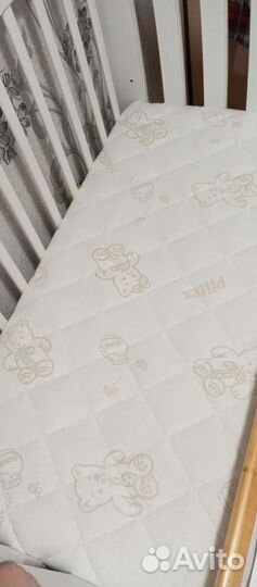 Детская кроватка с маятником