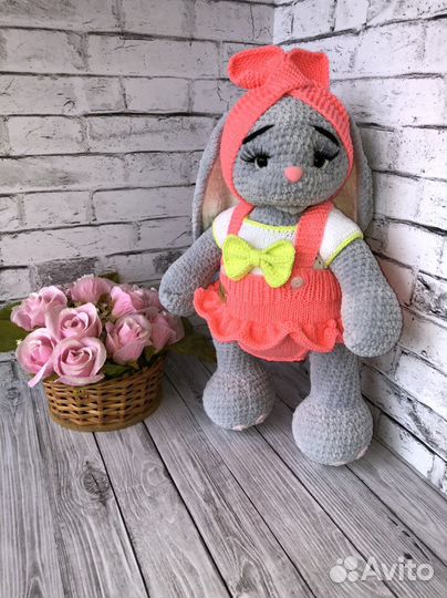 Зайка вязаный (игрушка ручной работы)