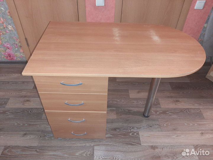 Стол для мастера маникюра, школьника