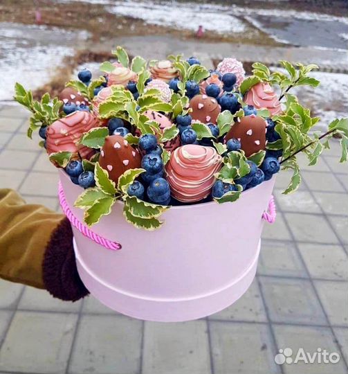 Клубника в шоколаде с цветами