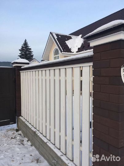 Забор из деревянного штакетника. Монтаж под ключ