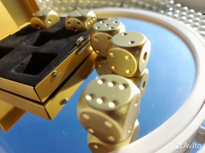 Коллекционные игральные кубики(золотые) из металла
