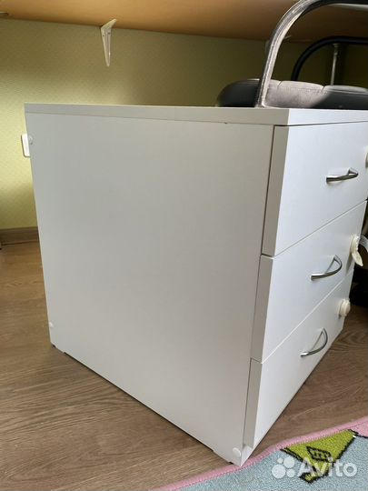 Тумбочка с тремя ящиками