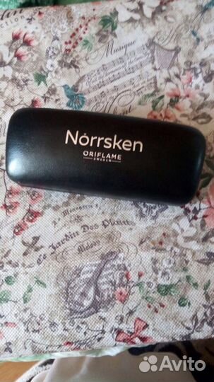 Солнцезащитные очки в металлической оправе