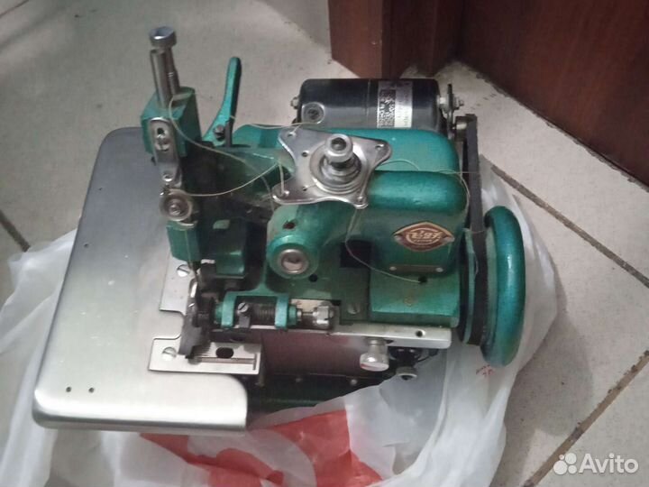 Профессиональная швейная машинка и оверлок