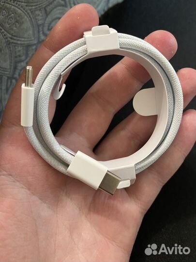 Зарядное устройство на iPhone 15