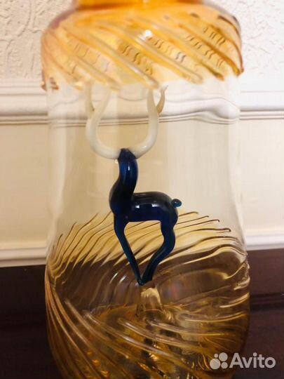 Стеклянный графин с фигуркой