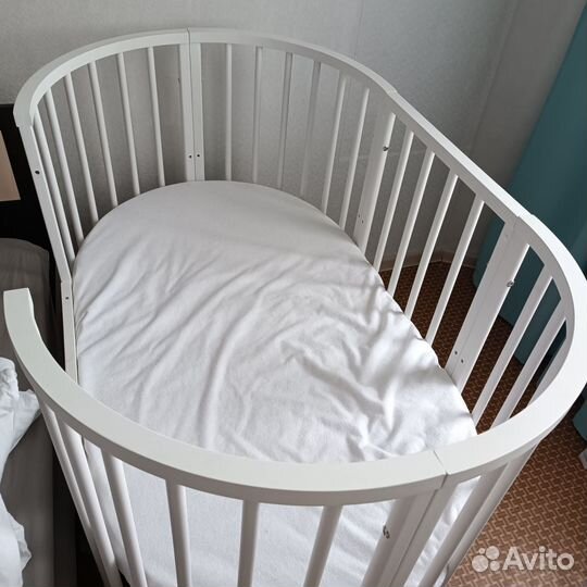 Кроватка для малышей с маятником