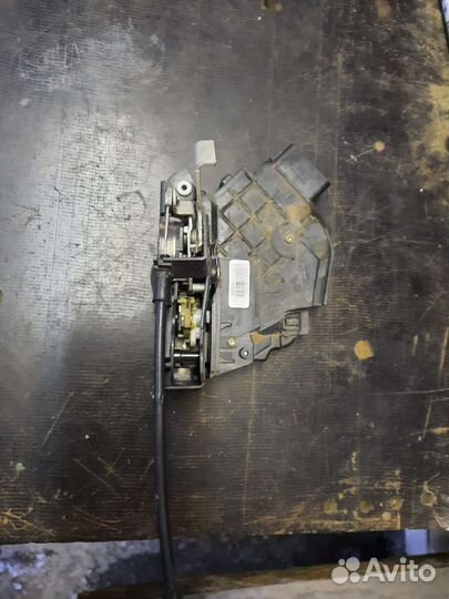 Замок задней левой двери Ford Focus 2