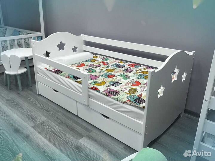 Кроватка для малыша сингл с бортиком из массива