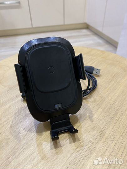 Автомобильный держатель с беспроводной зарядкой