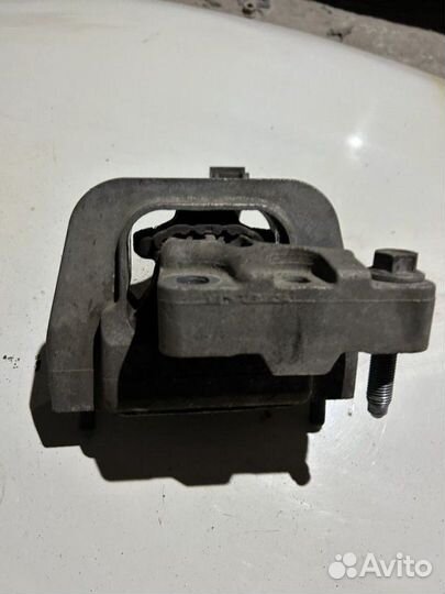 Опора двигателя правая Skoda Octavia A7