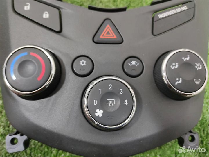 Панель управления отопителя Chevrolet Aveo T300 2
