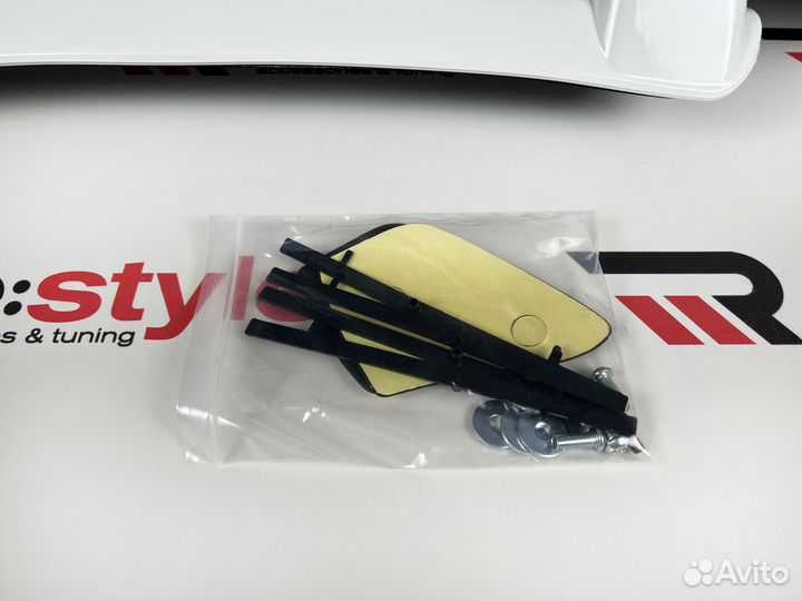 Спойлер Toyota Land Cruiser 100 Белый 040 Качество