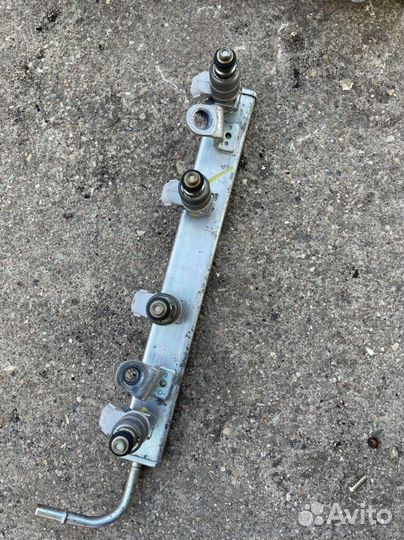 Топливная рампа с форсунками митсубиси кольт