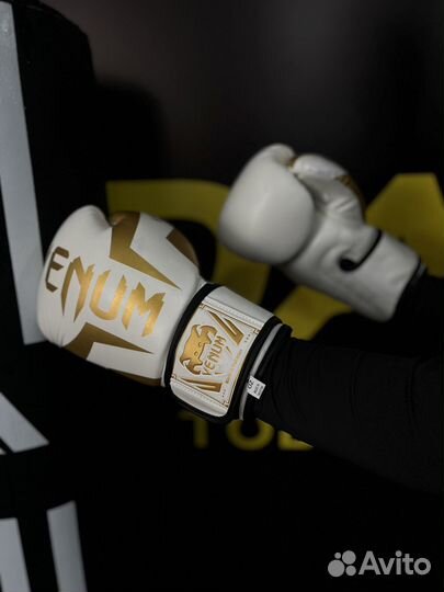 Боксёрские перчатки для единоборств Venum