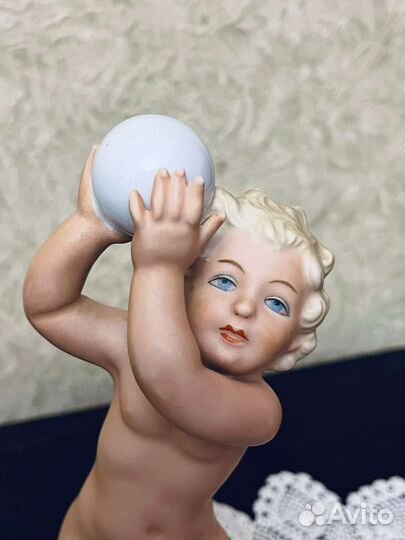 Винтажная фигурка путти с мячом