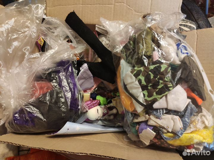 Огромная коробка кукол, вещей, мебели