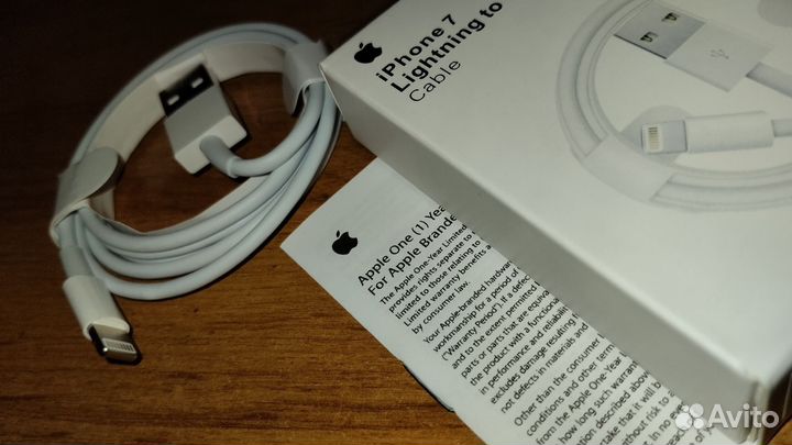 Зарядный шнур на iPhone