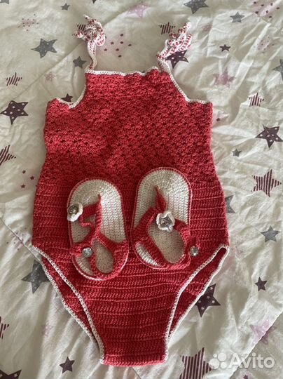 Вязанный купальник и сланцы