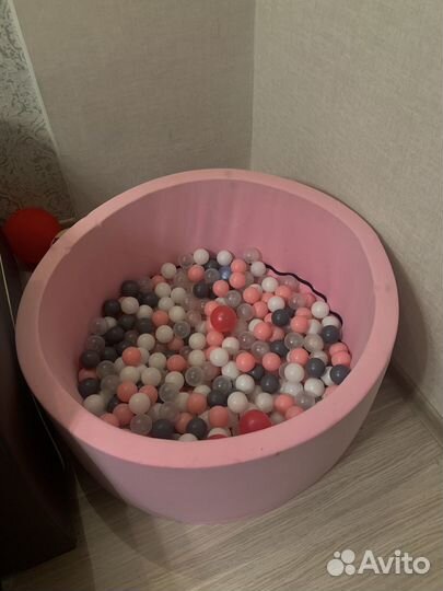 Сухой бассейн с шариками