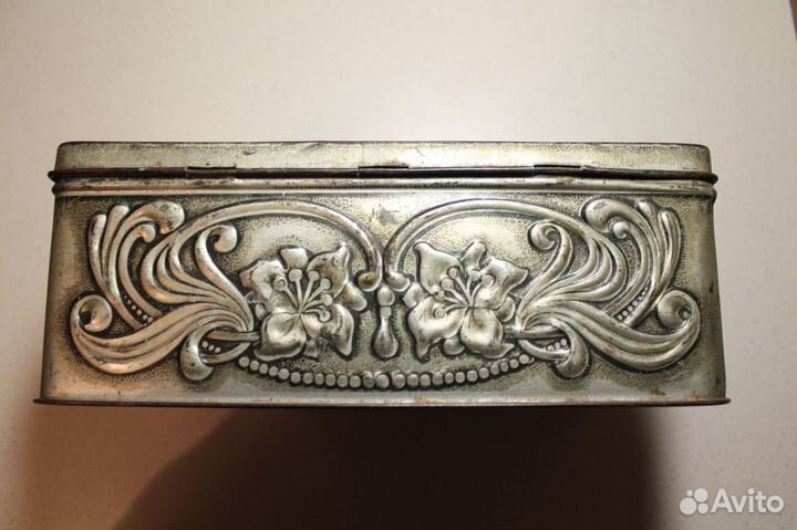 Жестяная конфетная коробка Н.А.Сыромятников