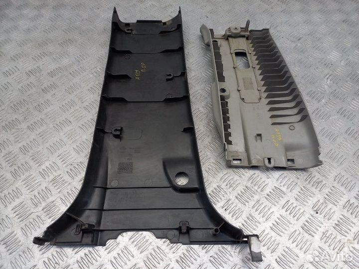 Обшивка стойки центральной правой Nissan Navara