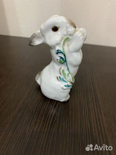 Фарфоровая статуэтка заяц с цветком лфз