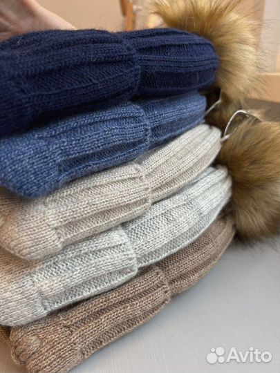 Новая шапка с меховым помпоном на 5 лет