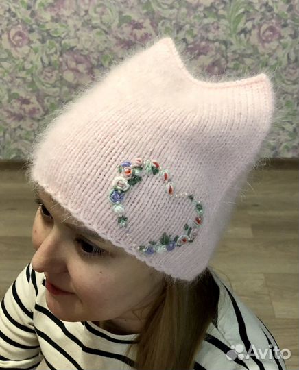 Комплект шапка и варежки с вышивкой рококо