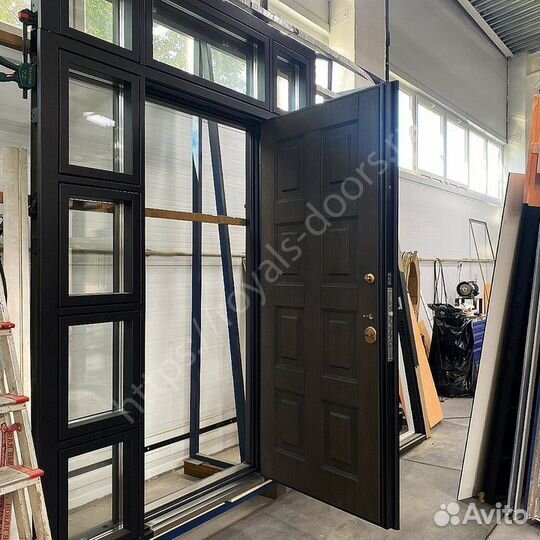 Парадная металлическая дверь